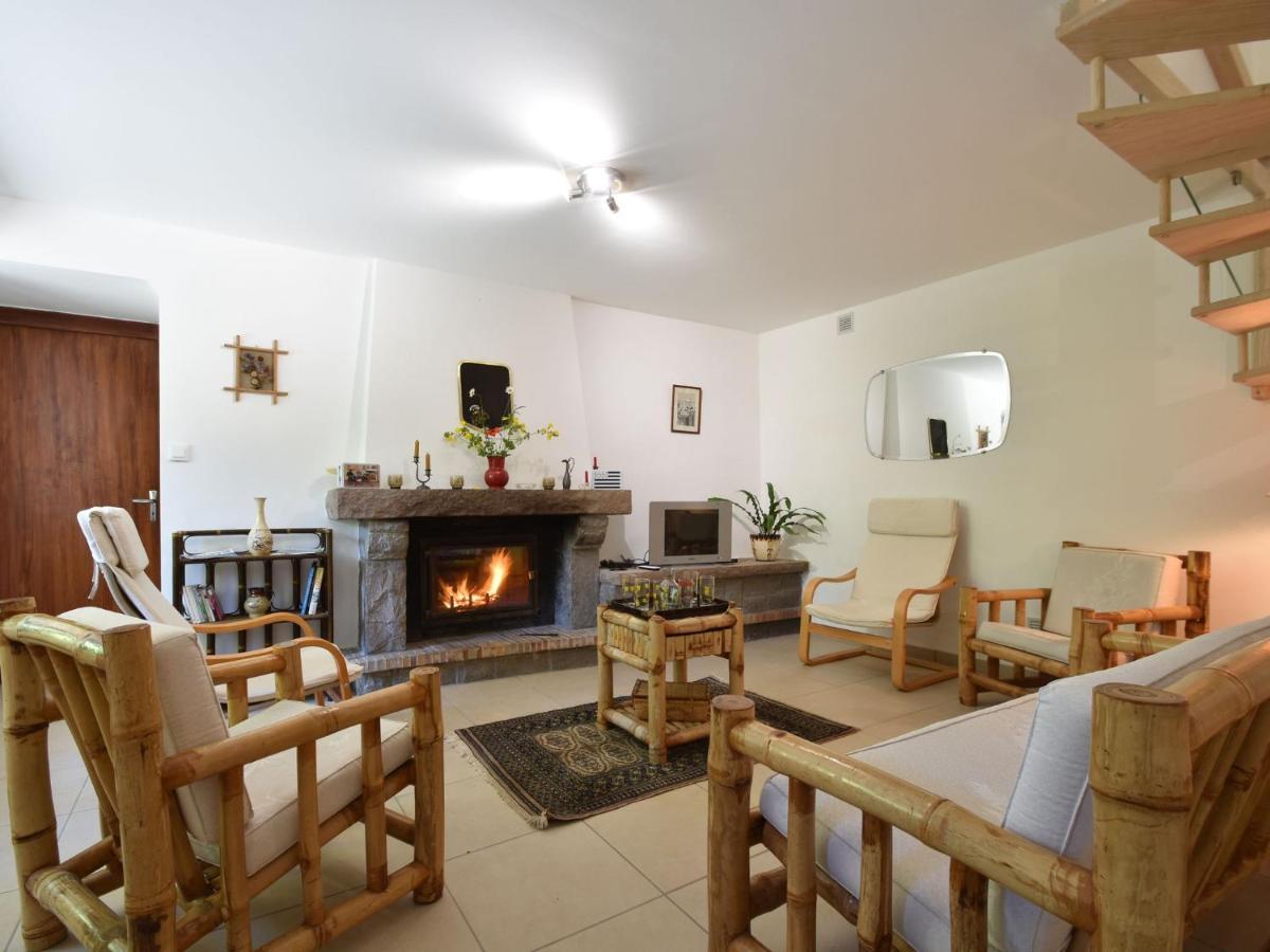 Superb Holiday Home With Private Garden Yvias Екстер'єр фото