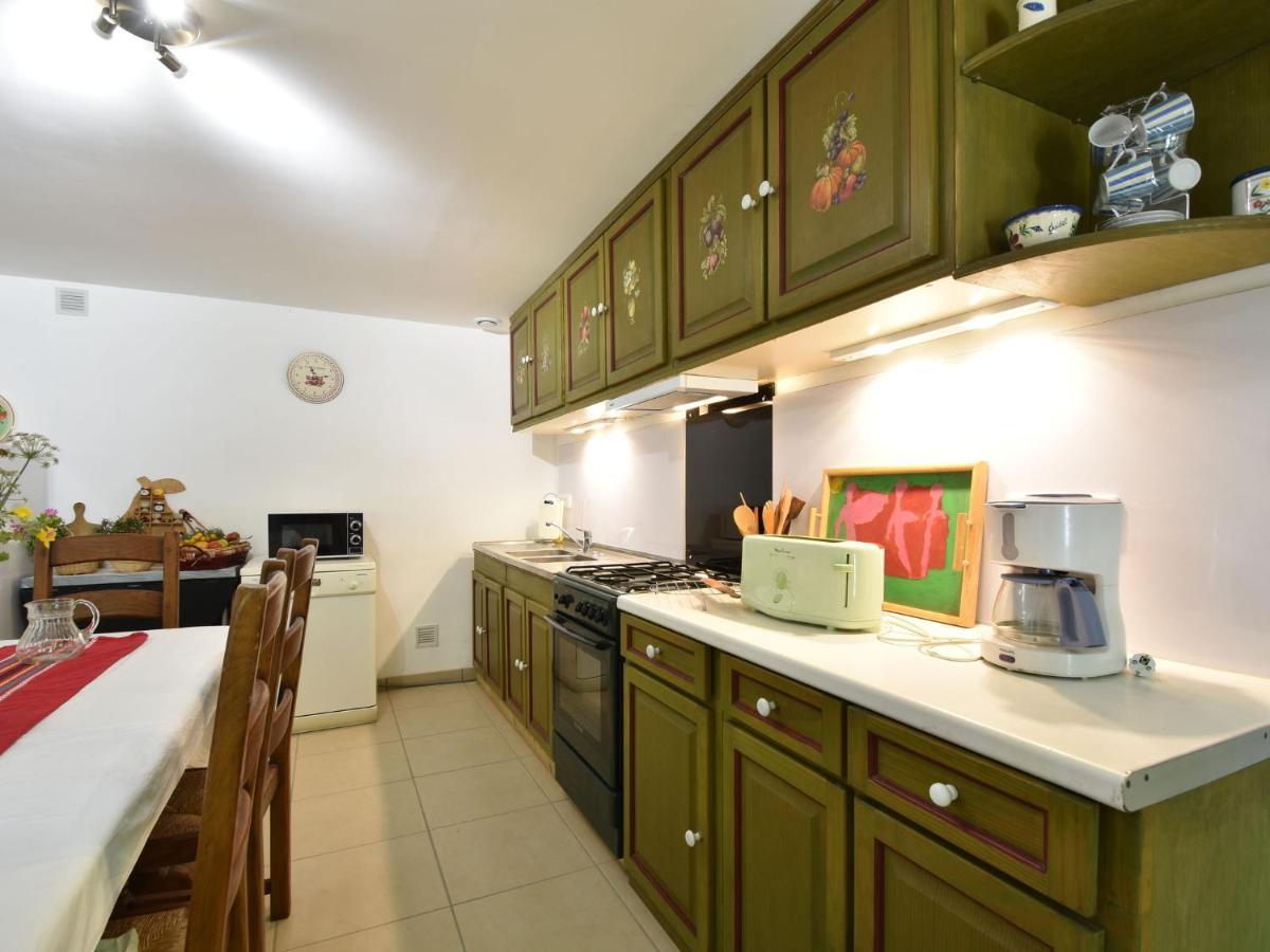 Superb Holiday Home With Private Garden Yvias Екстер'єр фото
