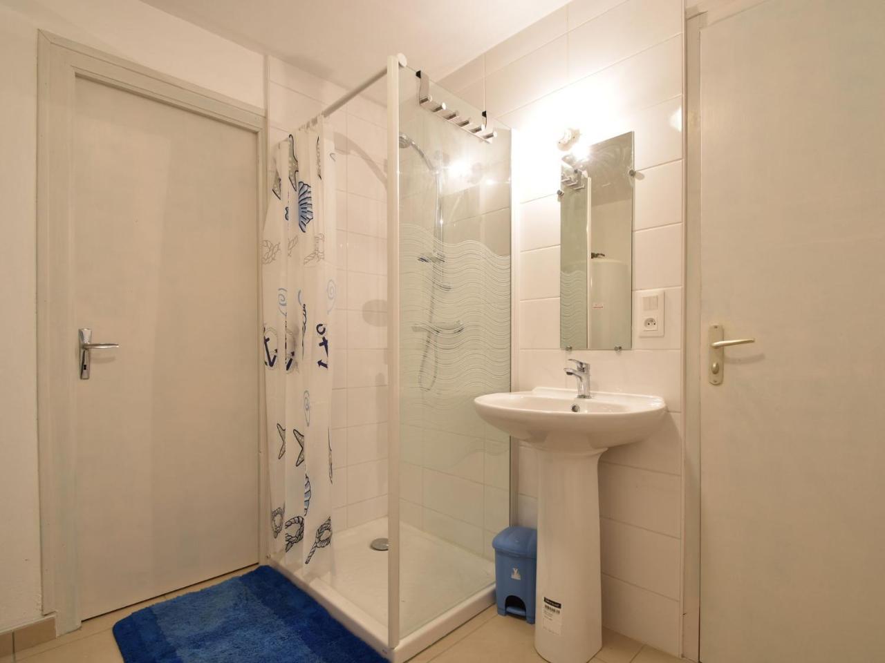 Superb Holiday Home With Private Garden Yvias Екстер'єр фото