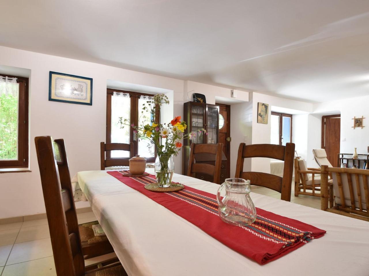 Superb Holiday Home With Private Garden Yvias Екстер'єр фото