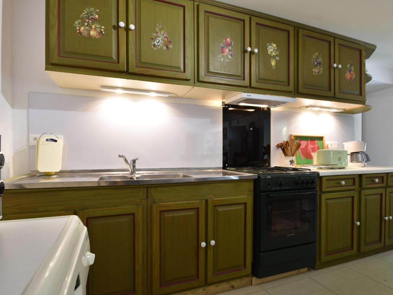 Superb Holiday Home With Private Garden Yvias Екстер'єр фото