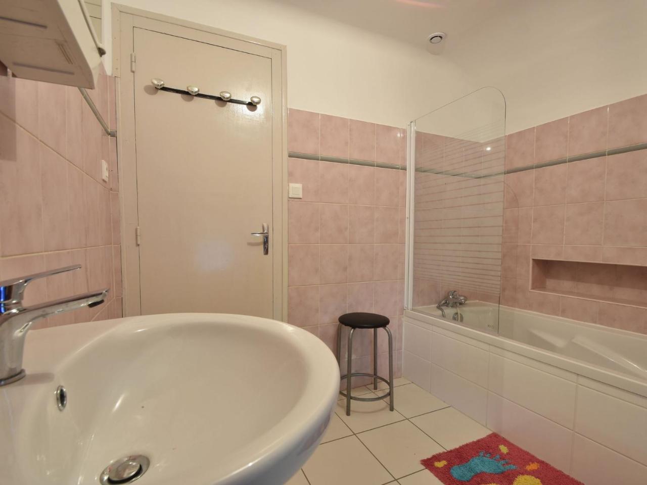 Superb Holiday Home With Private Garden Yvias Екстер'єр фото